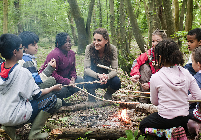 Kate Middleton curte acampamento ao lado de crianças na Inglaterra