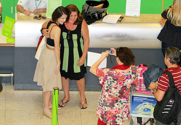  Deborah Secco é tietada por fã em aeroporto, no Rio