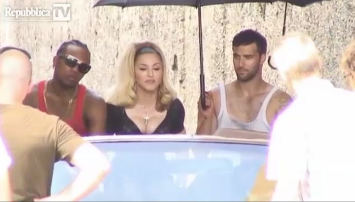 Com mega decote, Madonna grava novo videoclipe na Itália