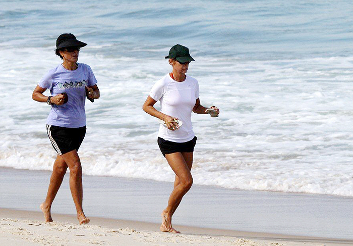 Andrea Beltrão corre em praia carioca