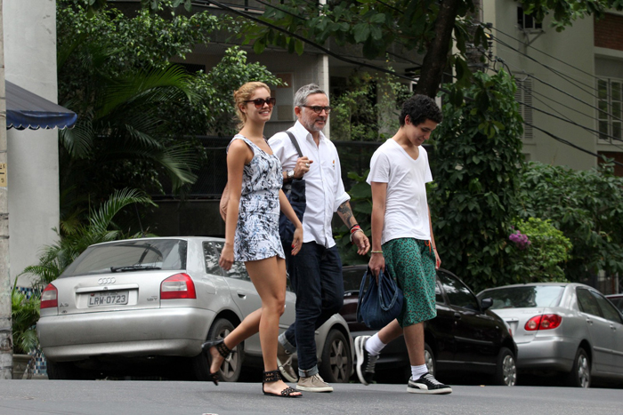 Sophie Charlotte põe as pernas de fora em passeio pelo Rio