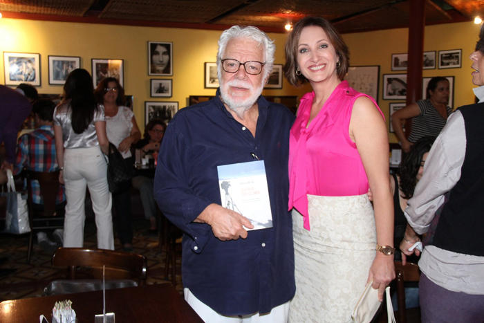 Sônia Bridi lança livro e recebe carinho de Manoel Carlos 