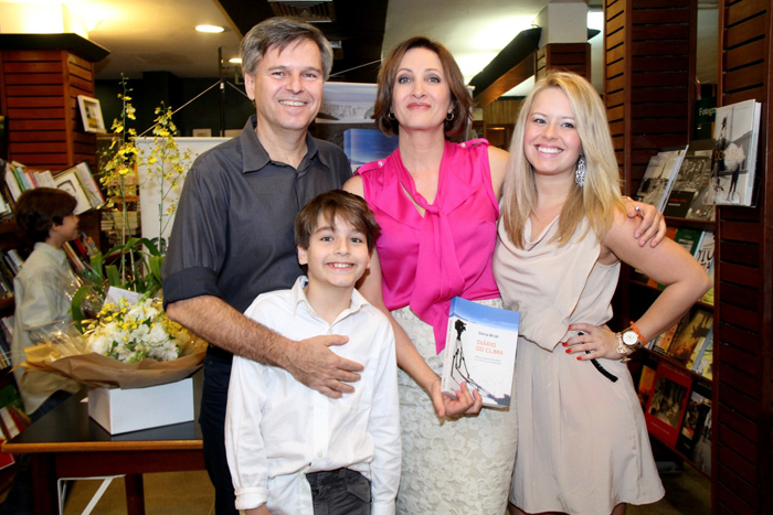 Sônia Bridi lança livro e recebe carinho de Manoel Carlos 