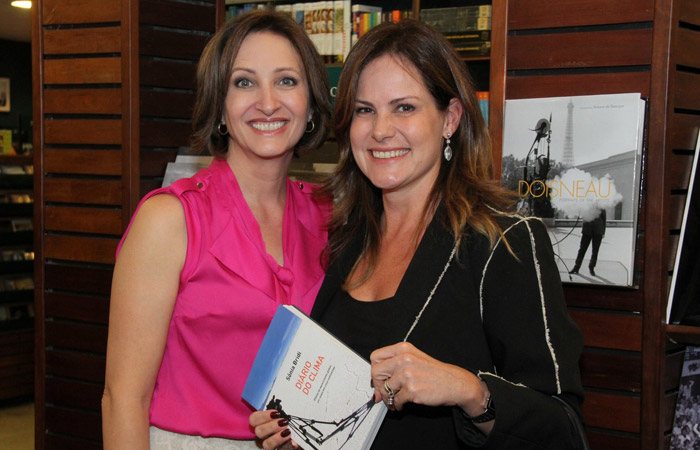 Camila Pitanga prestigia lançamento de livro no Rio Ofuxico