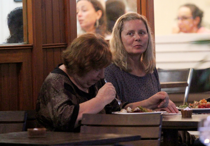 Vera Fisher capricha no prato durante almoço no Leblon