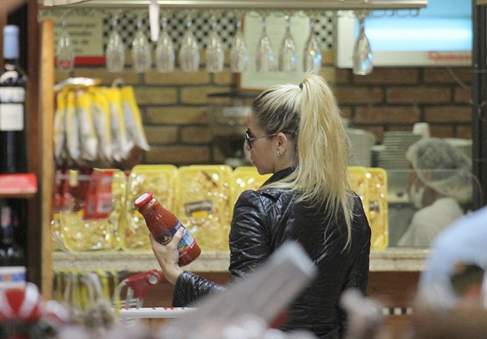 Danielle Winits faz compras em mercado do Rio