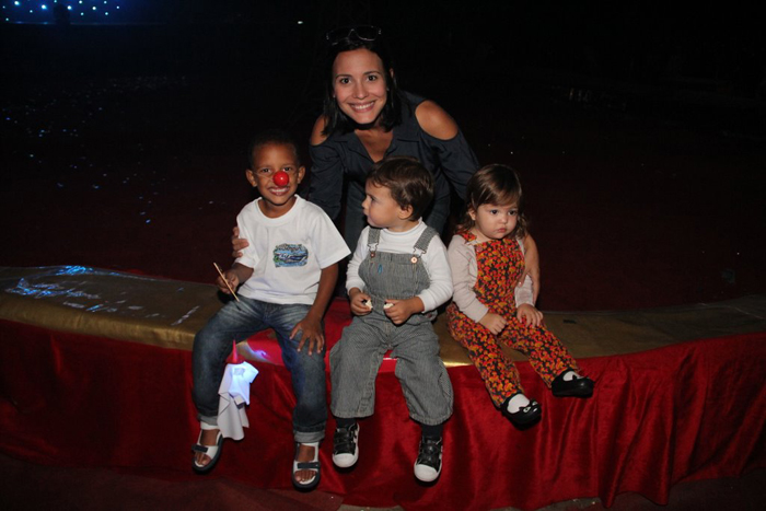 Dani Suzuki e Juliana Knust levam seus filhos ao circo 