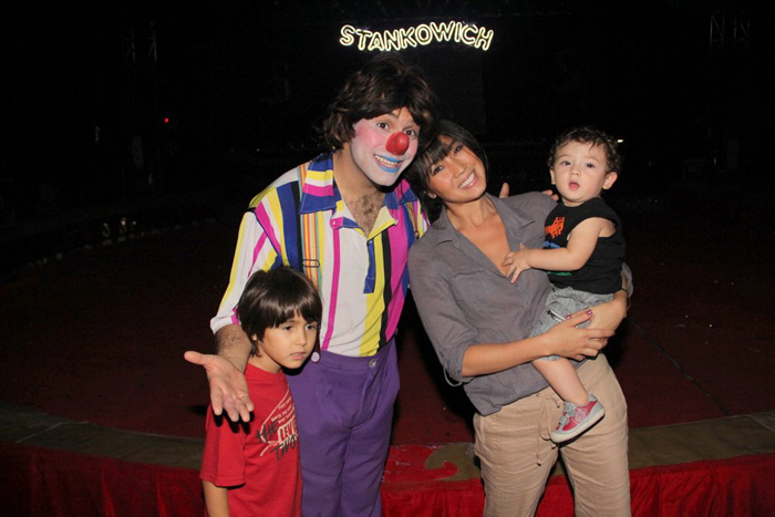Dani Suzuki e Juliana Knust levam seus filhos ao circo 