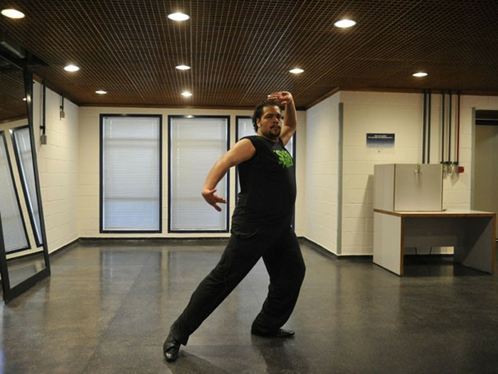 Tiago Abravanel aprende dança turca para novela