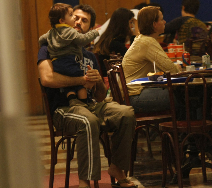 Eriberto Leão leva o filho para brincar em shopping