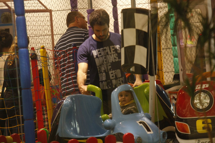 Eriberto Leão leva o filho para brincar em shopping