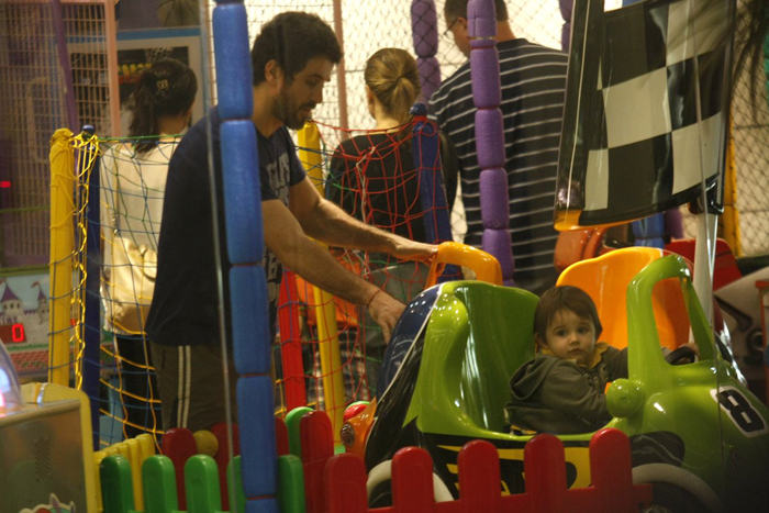 Eriberto Leão leva o filho para brincar em shopping