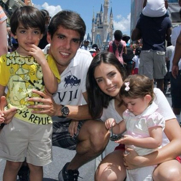 Kaká e Carol Celico se divertem com os filhos na Disney