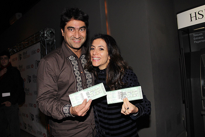 Marília Gabriela vai com o namorado em show de Marisa Monte