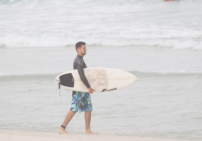 Cauã Reymond mostra pique total com malhação e surf