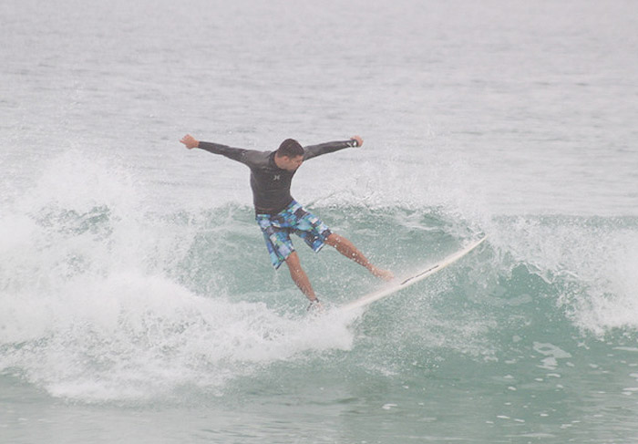 Cauã Reymond mostra pique total com malhação e surf