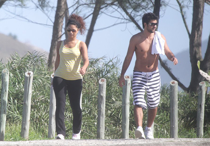 Juliana Alves e o namorado curtem passeio agarradinhos no Rio