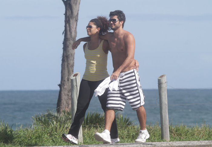 Juliana Alves e o namorado curtem passeio agarradinhos no Rio