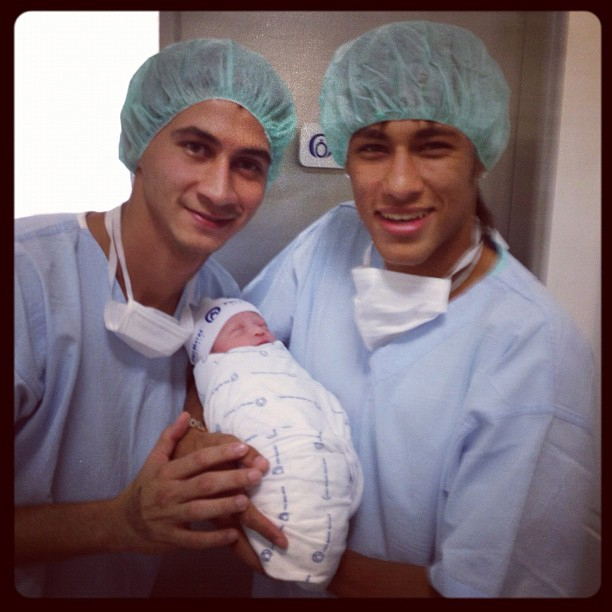 Neymar posta foto com filha de Ganso que nasceu na sexta-feira