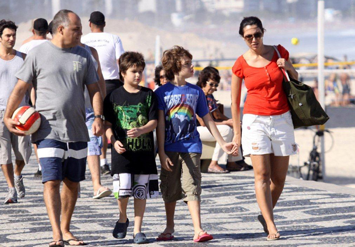  Patrícia Poeta bate bolão com filho na areia da praia
