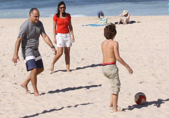  Patrícia Poeta bate bolão com filho na areia da praia