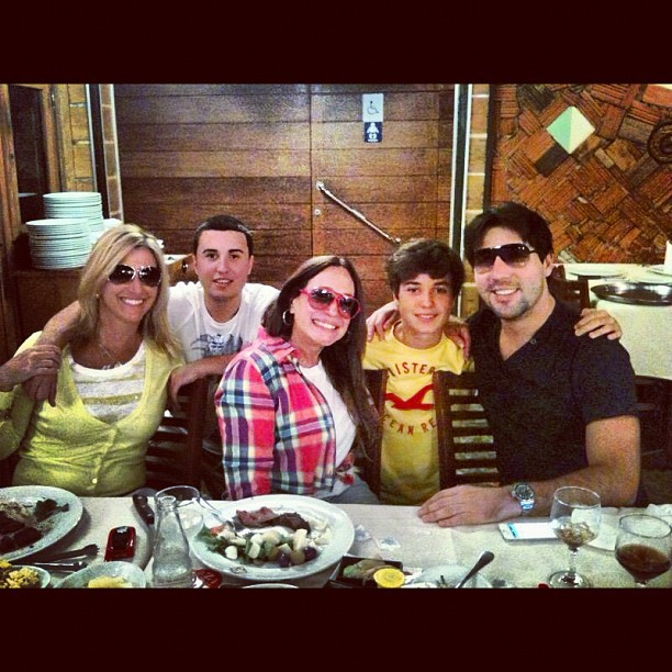 Susana Vieira e Sandro Pedroso almoçam em família