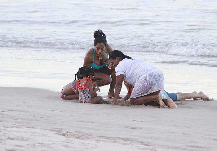 Glória Maria leva filhas para conhecer Praia de Porto de Galinhas 