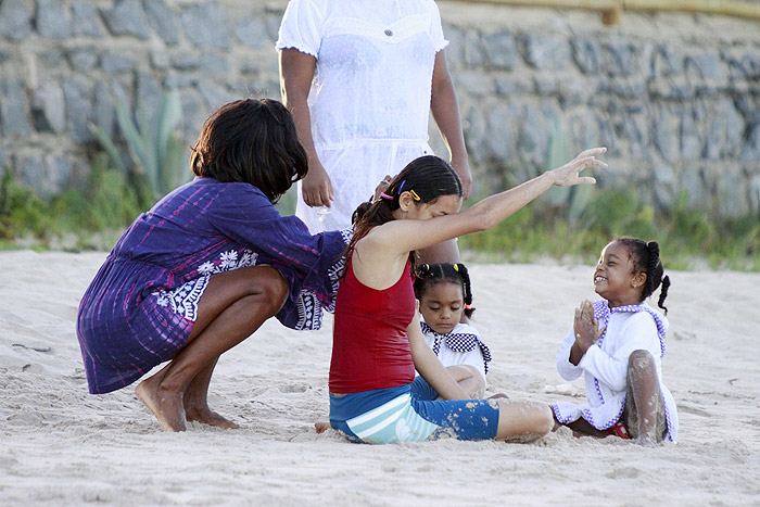 Glória Maria curte dia de sol com a filha em praia pernambucana