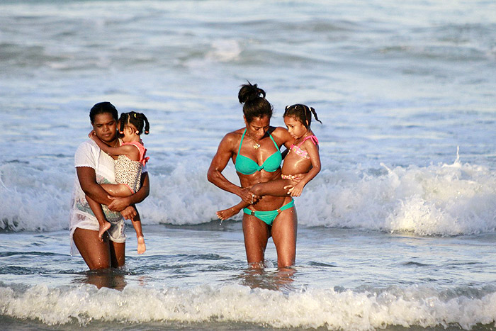 Glória Maria dá show de boa forma em praia de Porto de Galinhas 