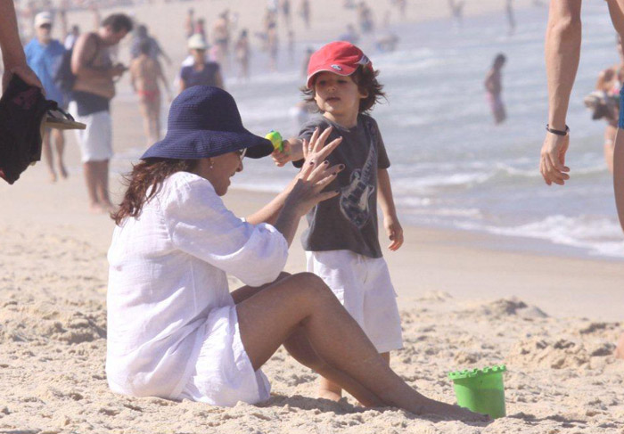 Totia Meireles refresca domingão de sol no Rio com água de coco