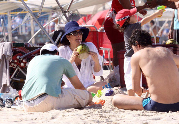 Totia Meireles refresca domingão de sol no Rio com água de coco