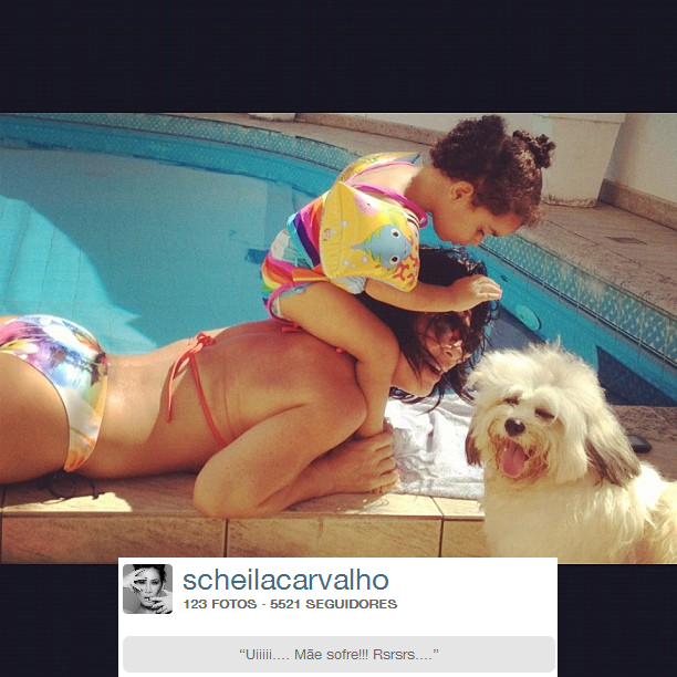 Scheila Carvalho curte piscina com filha e cachorro