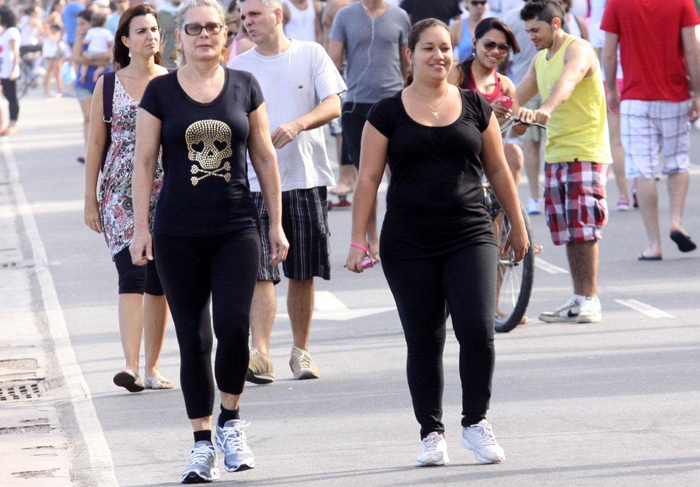 Vera Fischer capricha na camiseta de caveira em sua caminhada de domingo