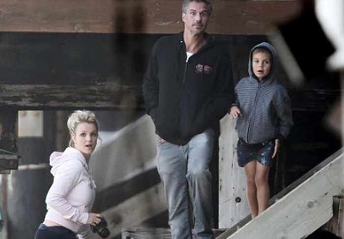 Britney Spears é flagrada com dedo no nariz durante passeio em família