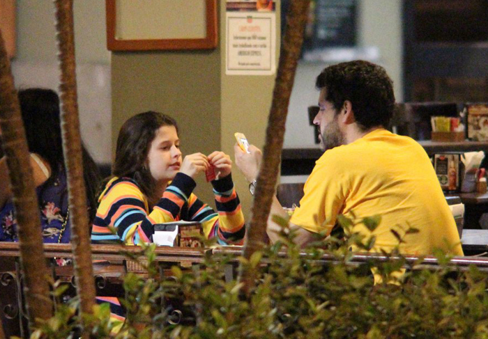 Bruno Garcia janta com a filha no Rio