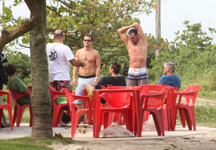 Paulo Zulu curte praia com amigos em manhã nublada no Rio