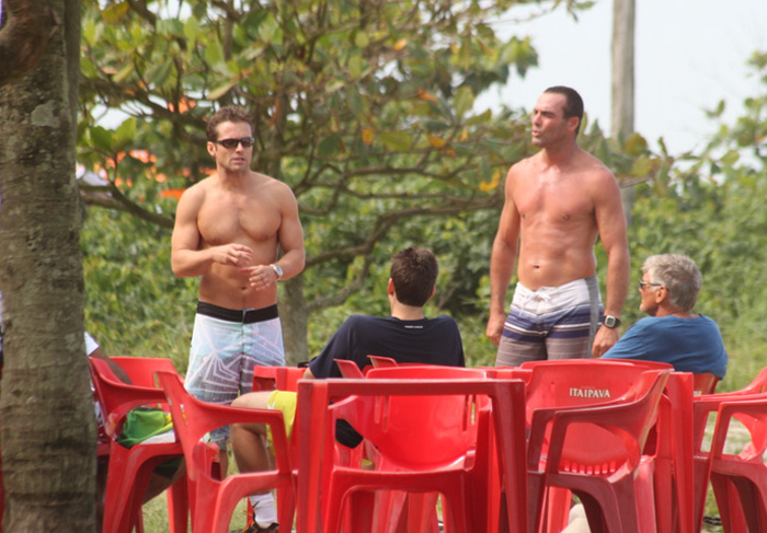 Paulo Zulu curte praia com amigos em manhã nublada no Rio