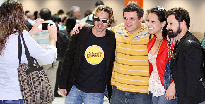 Bruno Mazzeo é tietado em aeroporto carioca