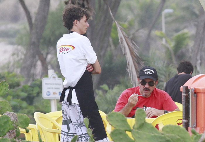 Humberto Martins toma sorvete em quiosque de praia