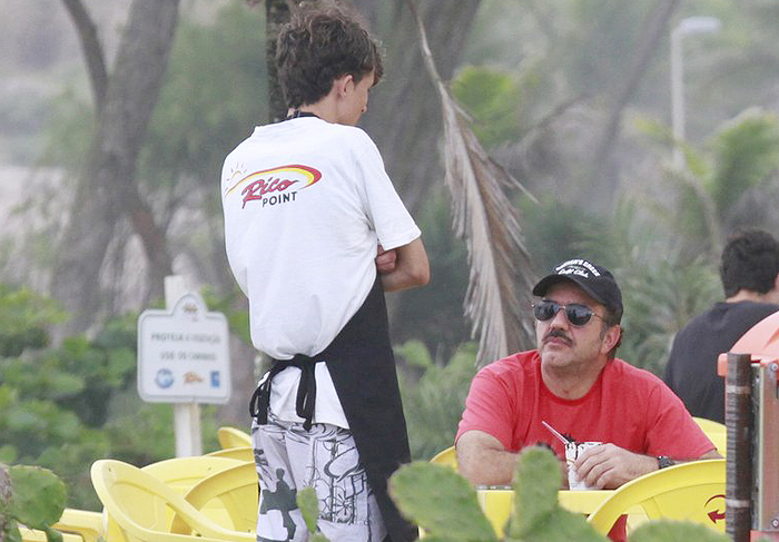 Humberto Martins toma sorvete em quiosque de praia