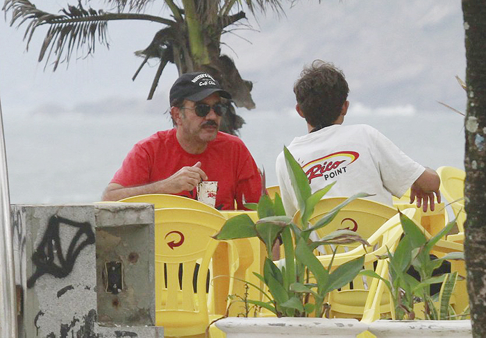 Humberto Martins toma sorvete em quiosque de praia