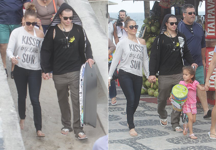 Jennifer Lopez curte praia com namorado e filhos no Rio