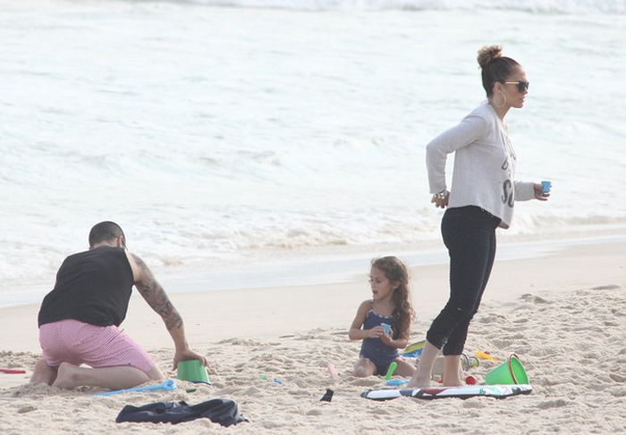 Jennifer Lopez curte praia com namorado e filhos no Rio