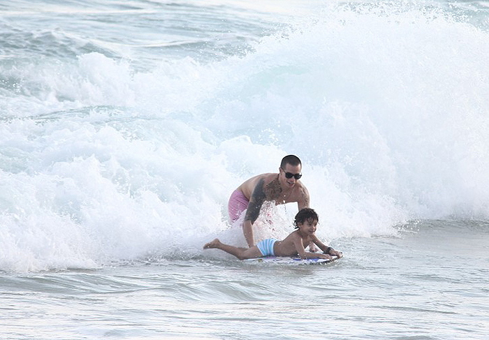 Jennifer Lopez curte praia com namorado e filhos no Rio