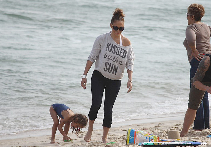 Jennifer Lopez curte praia com namorado e filhos no Rio