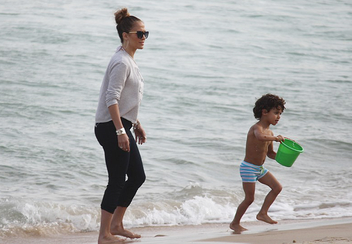 Jennifer Lopez curte praia com namorado e filhos no Rio