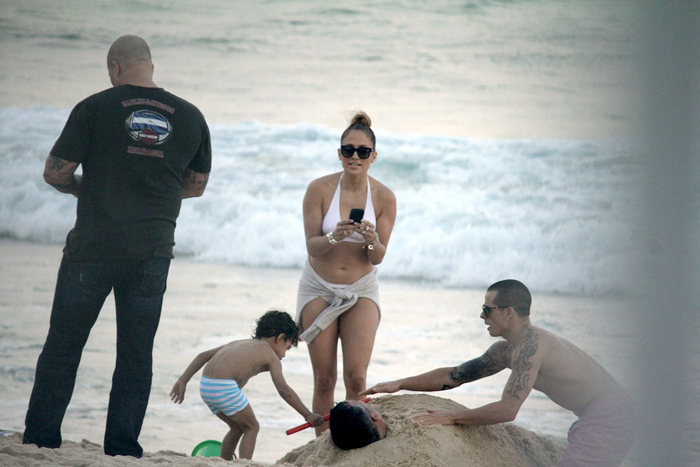 Jennifer Lopez curte praia com namorado e filhos no Rio 