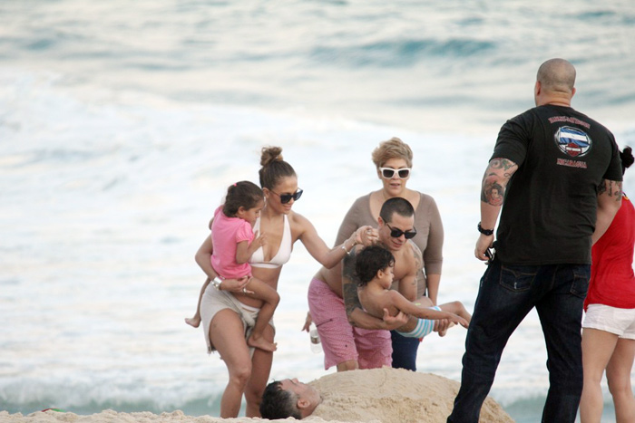 Jennifer Lopez curte praia com namorado e filhos no Rio 