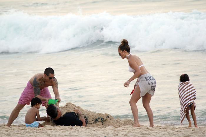 Jennifer Lopez curte praia com namorado e filhos no Rio 