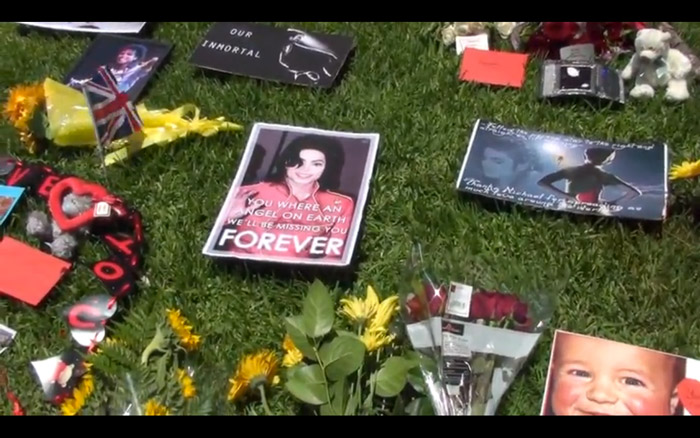 Fãs decoram túmulo de Michael Jackson com 10 mil rosas